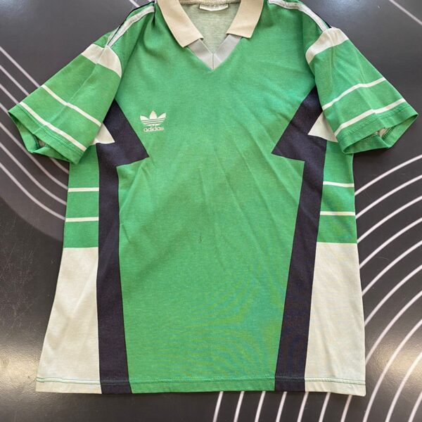 Camiseta adidas original de época talle 2 imperdible tenela!!!!! 💵🎉✔️💣