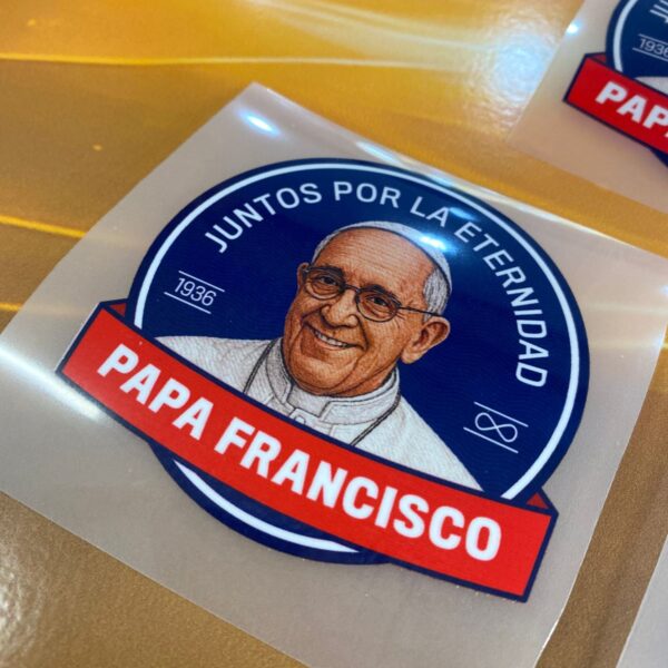 Parches del Papa Francisco usados en la camiseta de San Lorenzo