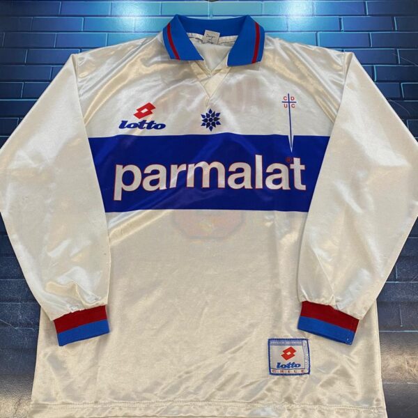 Camiseta mangas largas de la  u catolica año  1997 usada por el  9  beto acosta talle XL