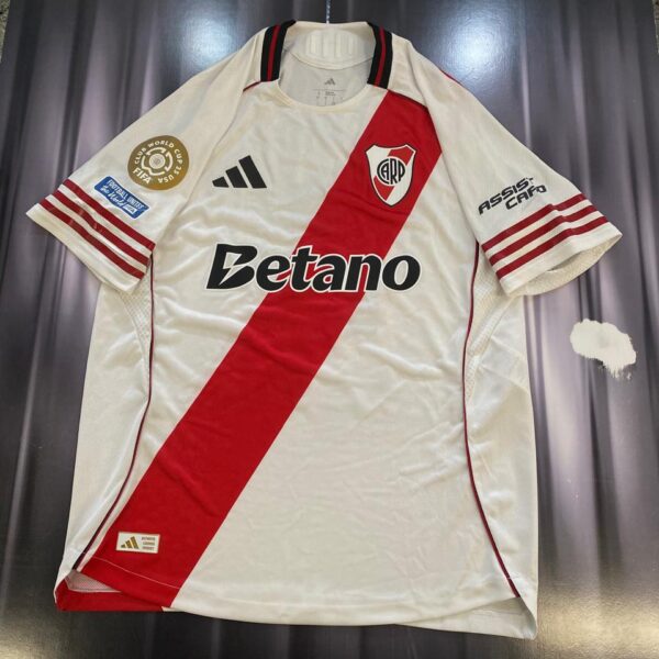 Camiseta de  river plate versión jugador mundial de clubes 2025 4  montiel talle L