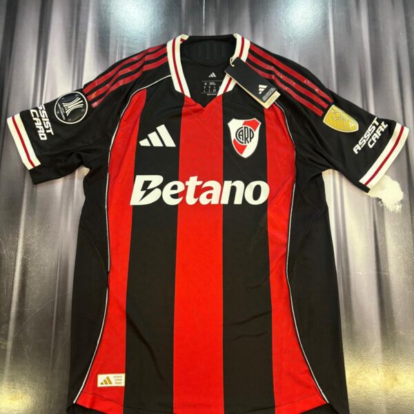 camiseta alternativa de river version jugador 4 Montiel talle S