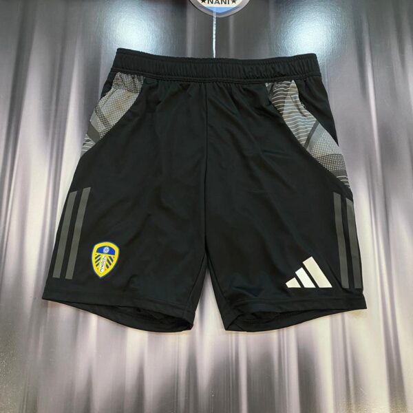 Bermuda con bolsillo con cierres del  leeds united talle S negra