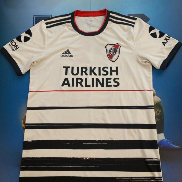 Camiseta de river plate y va el tercero talle M