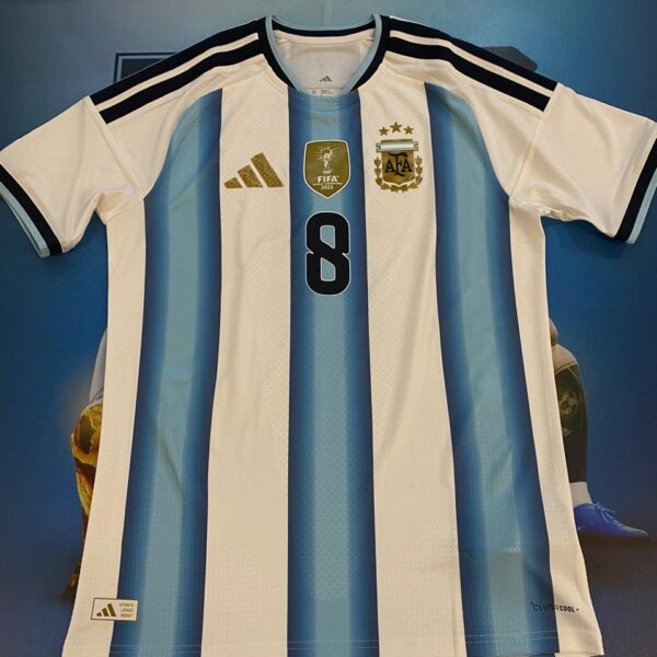 Camiseta de la seleccion argentina 26 versión jugador  8 fernandez talle M