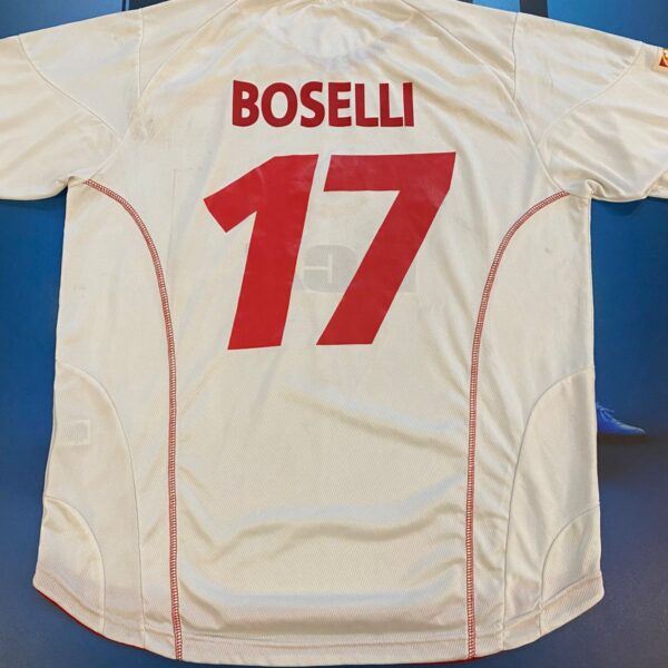 Camiseta de Estudiantes final mundial de clubes vs Barcelona “el mejor equipo de la historia” usada por Boselli 17 con la que convirtió el gol, con manchas de pasto, talle XL