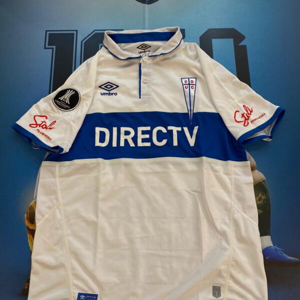 Camiseta de la  universidad católica utileria 23 kalinski talle M