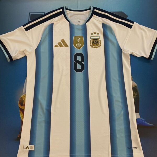Camiseta de la seleccion argentina 26 versión jugador 8 fernandez talle M