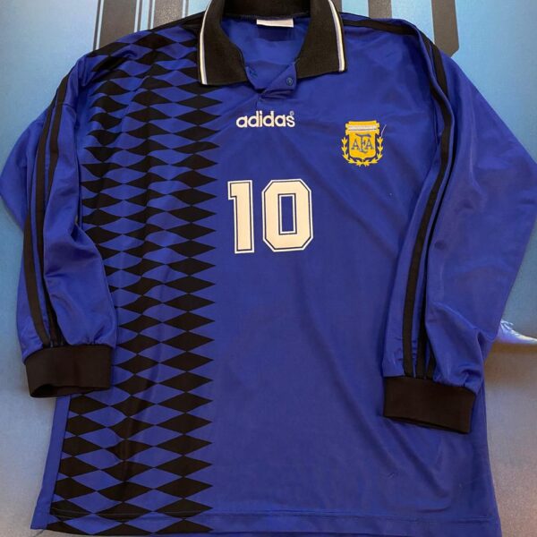 Camiseta alternativa mangas largas de la  seleccion argentina 1994 10 Maradona talle 3