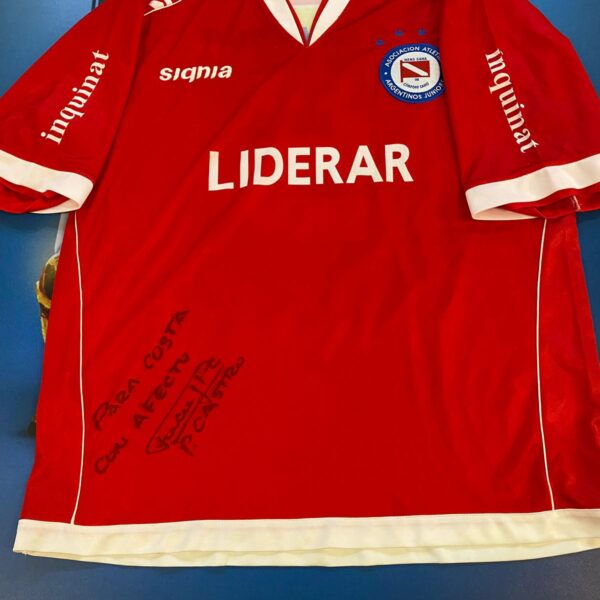 Argentinos uniors original de época año 2006 usada en partido número cinco la curiosidad fue estampado al revés. Usada y firmada por facundo perez Castro