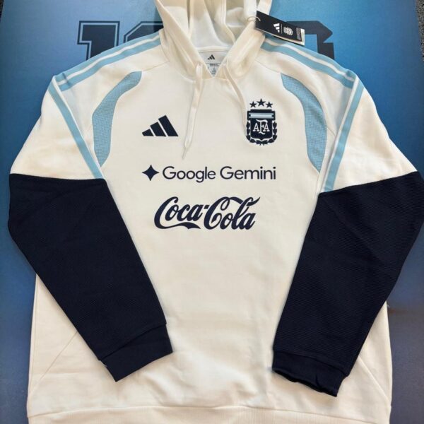 Buzo de la selección argentina 2026 con publicidades