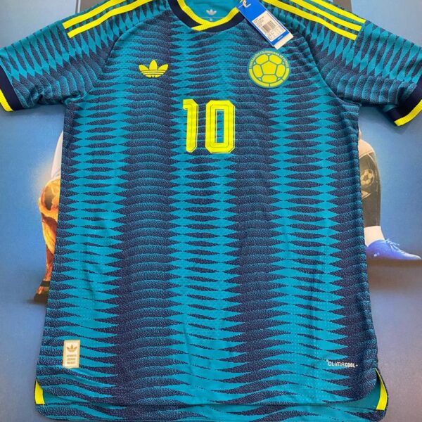 Camiseta alternativa de colombia 2026 talle M  james !