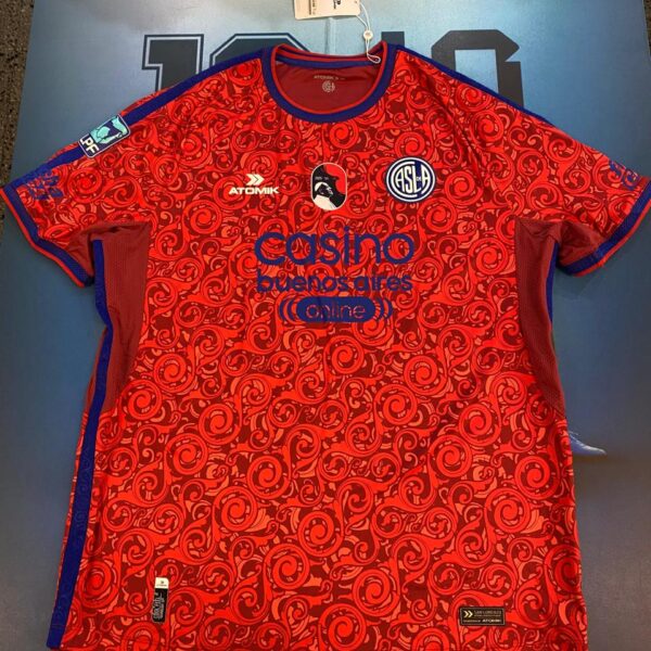 Camiseta de arquero san Lorenzo parche homenaje al papa 2026