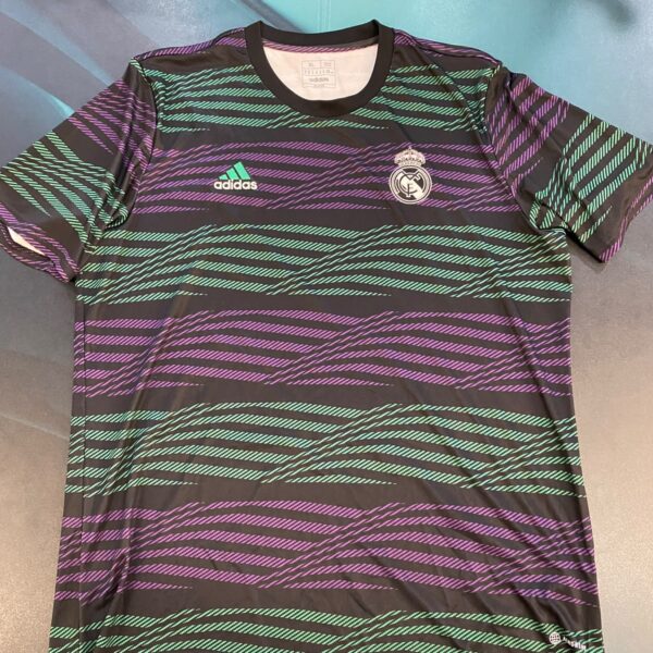 Camiseta prematch del Real Madrid talle L