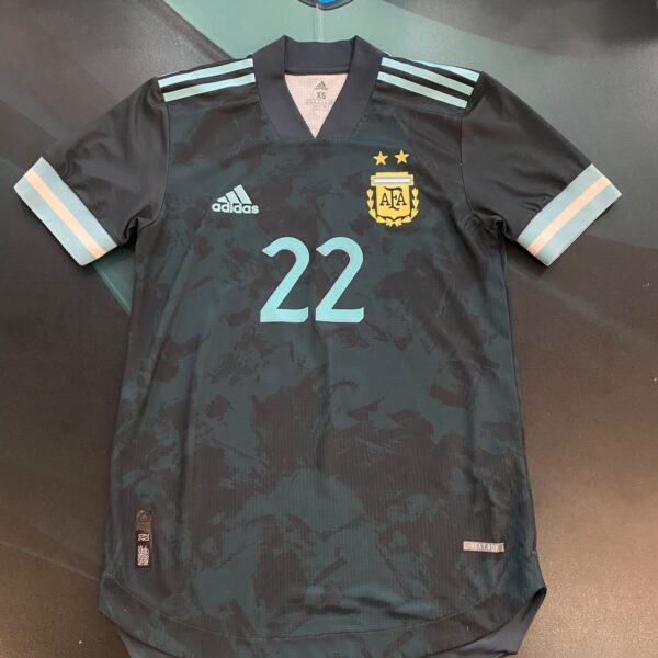 Camiseta alternativa de la selección Argentina  versión jugador 22 Lautaro talle XS