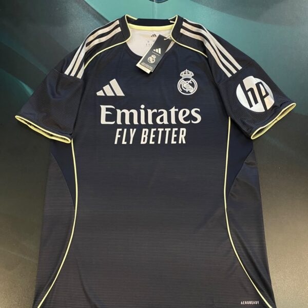Camiseta alternativa del Real Madrid 10 Mbappe talle M