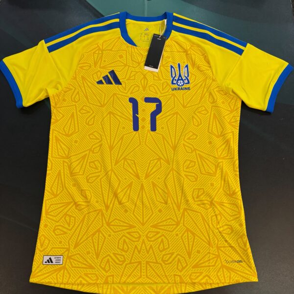 Camiseta de la selección de Ucrania versión jugador 2026 17 Zinchenko talle M