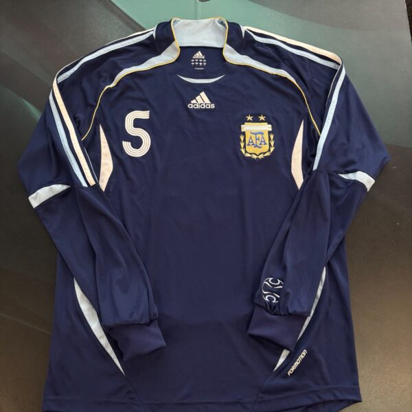 Camiseta alternativa magas largas de la selección Argentina Formotion 2006 5 Pizarro talle L