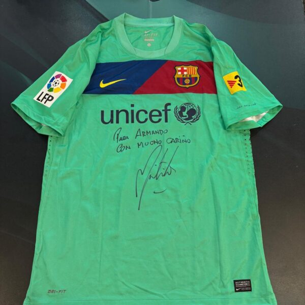 Camiseta alternativa del Barcelona 2010 2011 usada por 18 Milito talle L