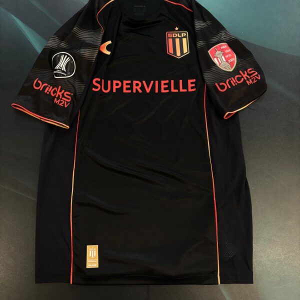 Camiseta alternativa de estudiantes de la plata de Copa Libertadores con parche conmemorativo 2026 jugador 7 sosa talle M