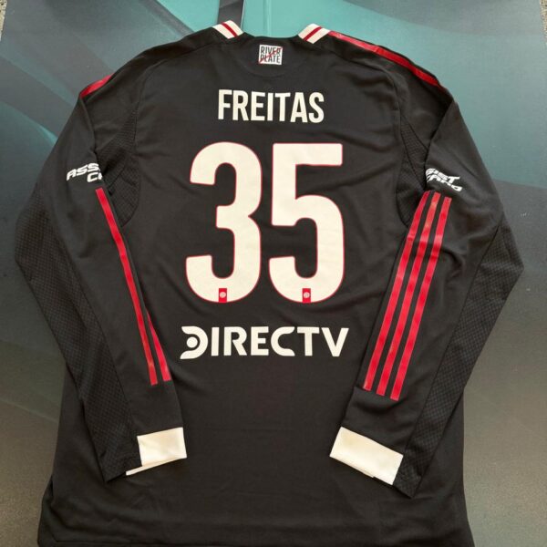 Camiseta alternativa mangas largas de River Plate 35 Freitas talle XL