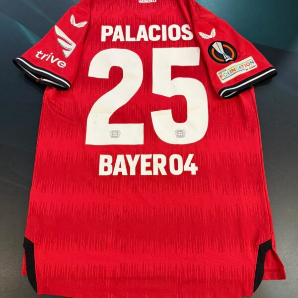 Camiseta titular Leverkusen utileria 25 Palacios talle M