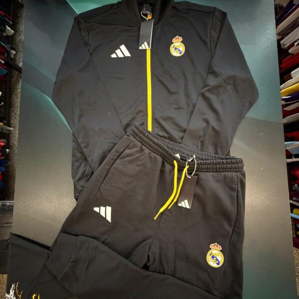 Conjunto del Real Madrid edición especial Marvel talle M