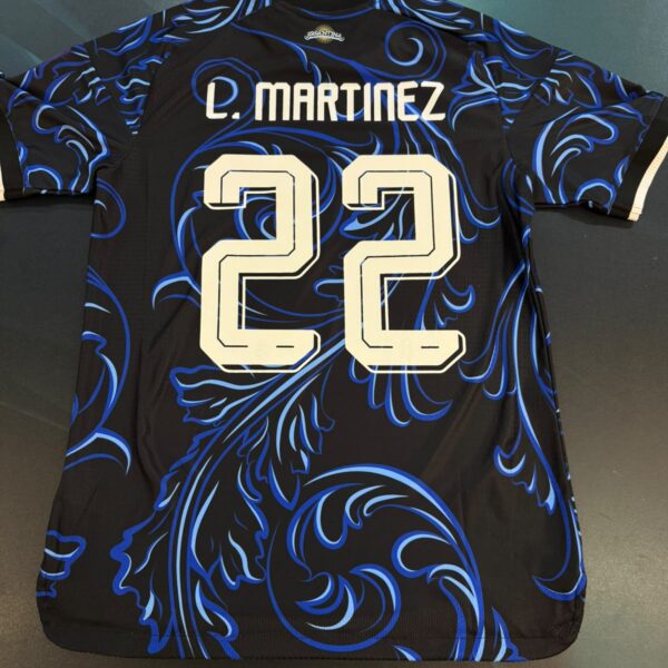 Camiseta alternativa Selección Argentina versión de juego 22 Martínez talle M partido vs. Inglaterra