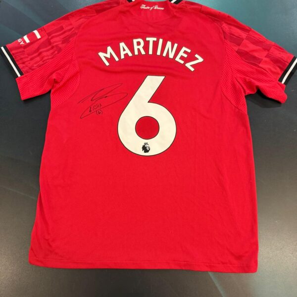 Camiseta titular Manchester United 2025 versión de juego firmada por Licha Martínez talle L
