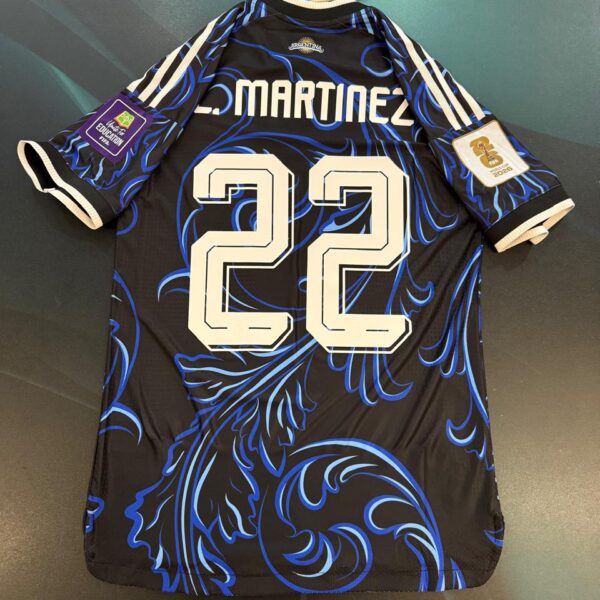 Camiseta alternativa Selección Argentina versión de juego talle S 22 Lautaro Martínez