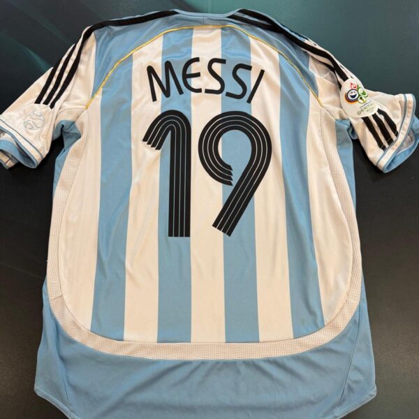 Camiseta titular 2006 de época talle L 19 Messi